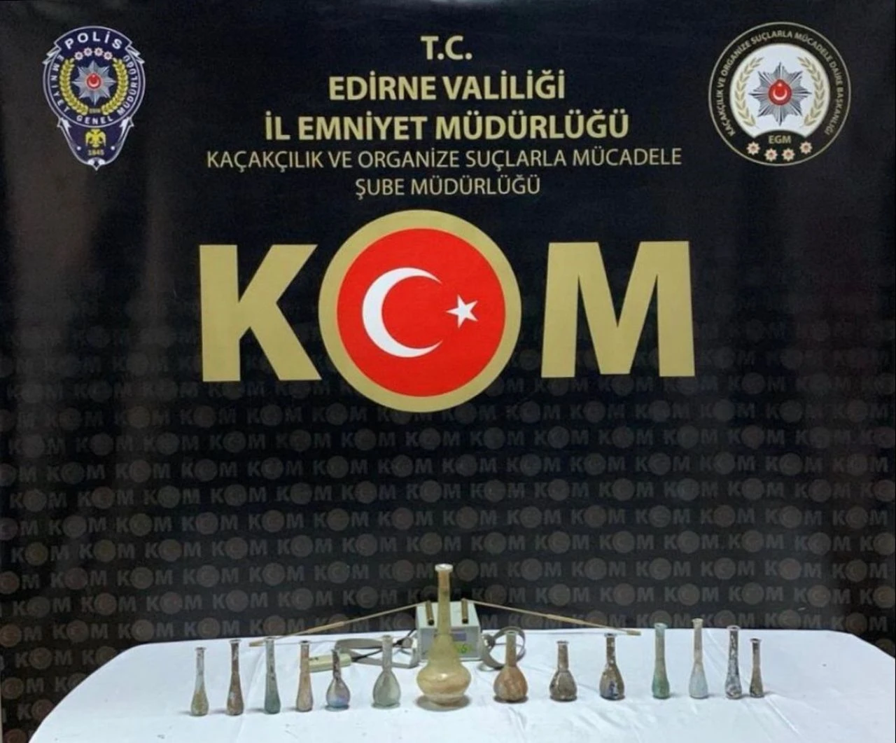 Define arama cihazıyla gözyaşı şişeleri ele geçirildi: Ölülerin arkasından mezarlara konuyordu - 1. Resim