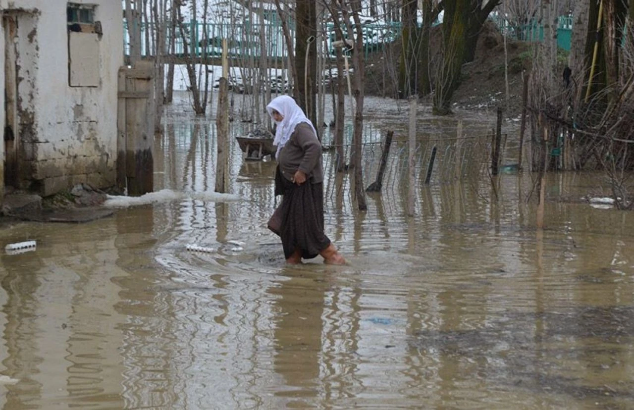 Derenin taştığı köy su altında kaldı