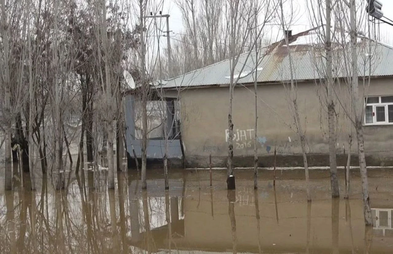 Derenin taştığı köy su altında kaldı