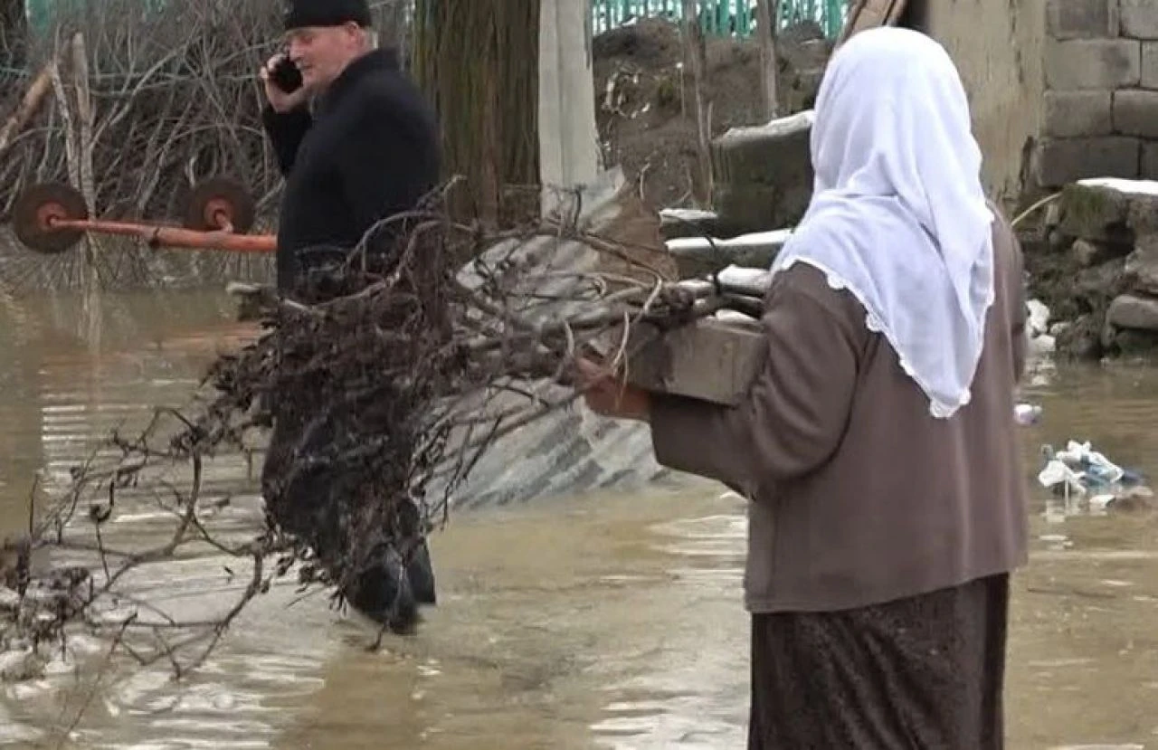 Derenin taştığı köy su altında kaldı