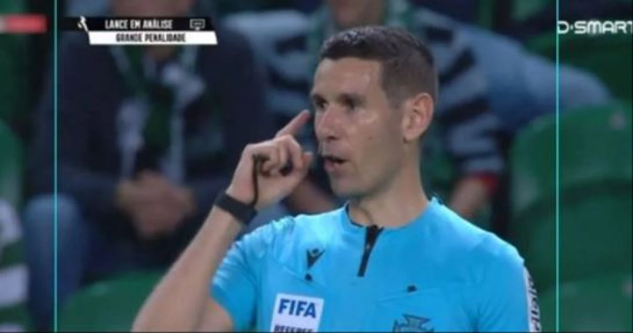 Futbol tarihinde bir ilk! Hakemin kararı tüm stadyuma dinletildi - 1. Resim