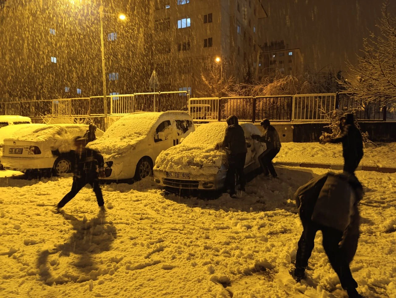 Kar şehirleri esir aldı! Valilik tatil kararını bir gün daha uzattı - 2. Resim
