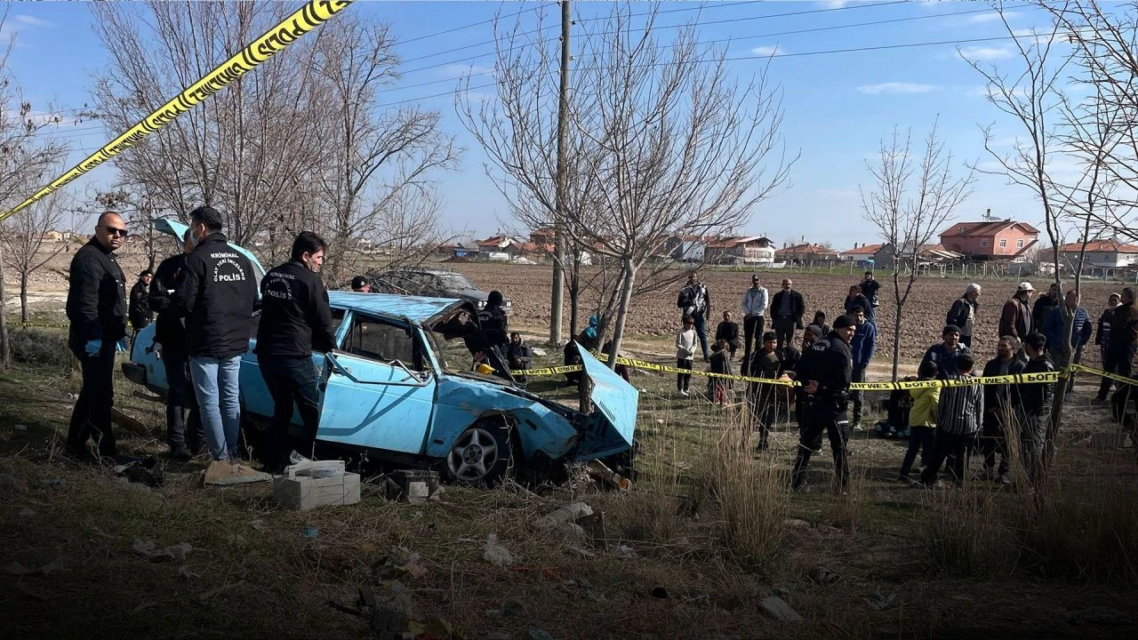 Konya'da katliam gibi kaza! Otomobil otobüs durağına daldı: Ölü ve yaralılar var - 2. Resim