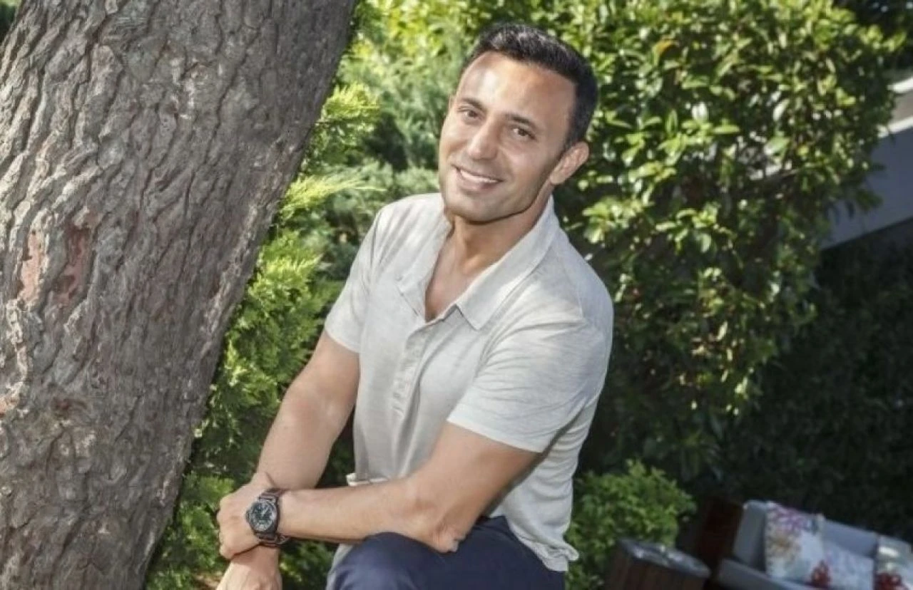 Mustafa Sandal partilerin astıkları pankartlara sitem etti