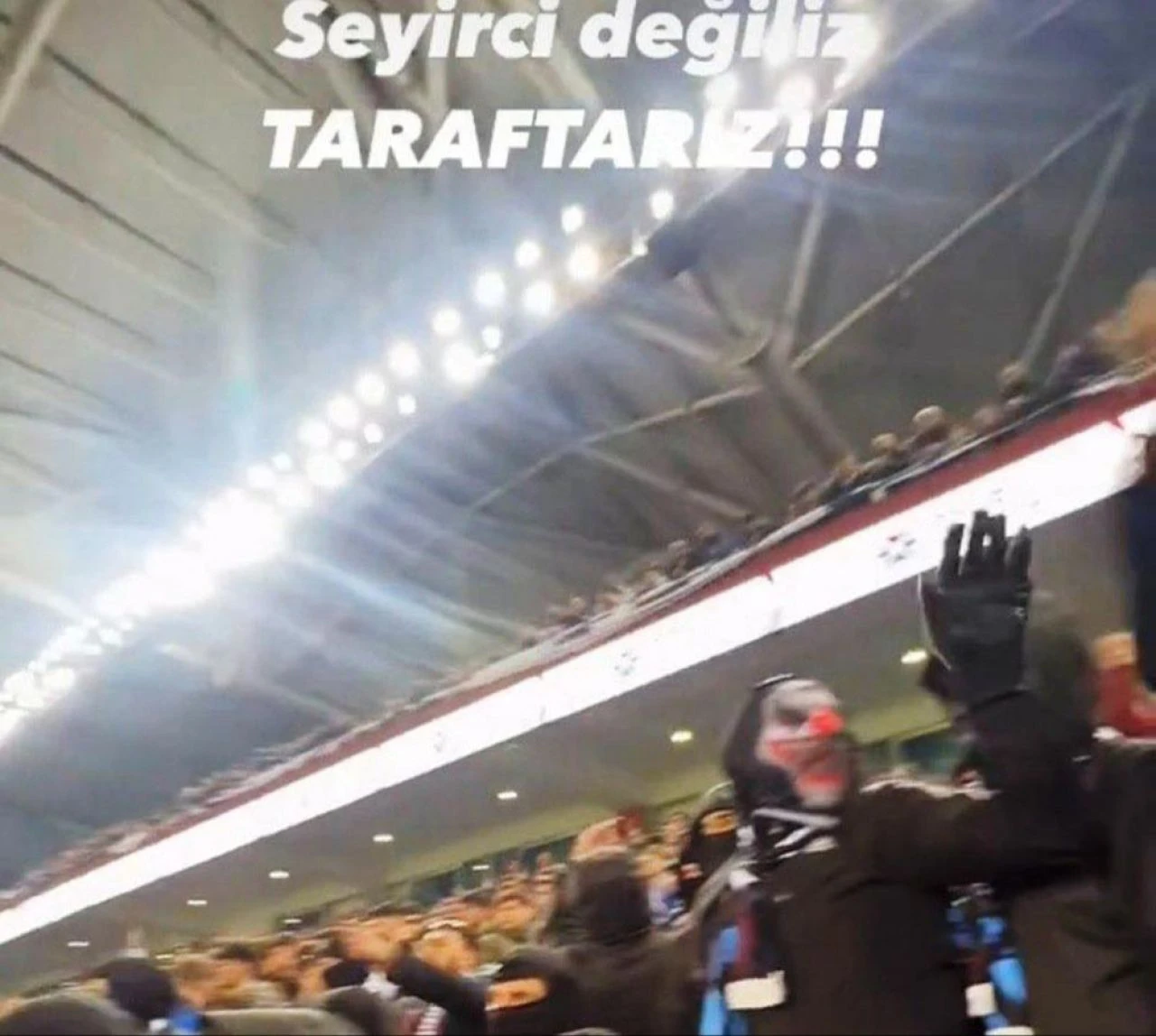 Olaylı maçta sahaya ilk giren maskeli taraftarın kim olduğu ortaya çıktı! Yurt dışından gelmiş - 2. Resim