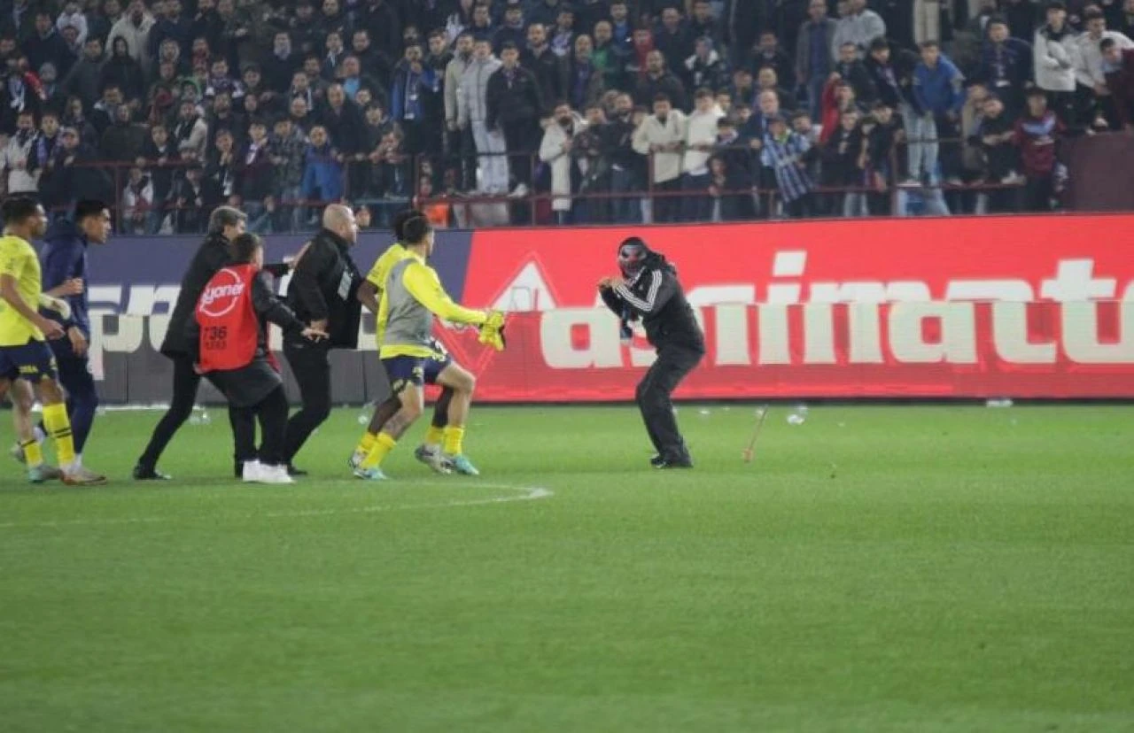 Olaylı maçta sahaya ilk giren maskeli taraftarın kim olduğu ortaya çıktı! Yurt dışından gelmiş - 1. Resim