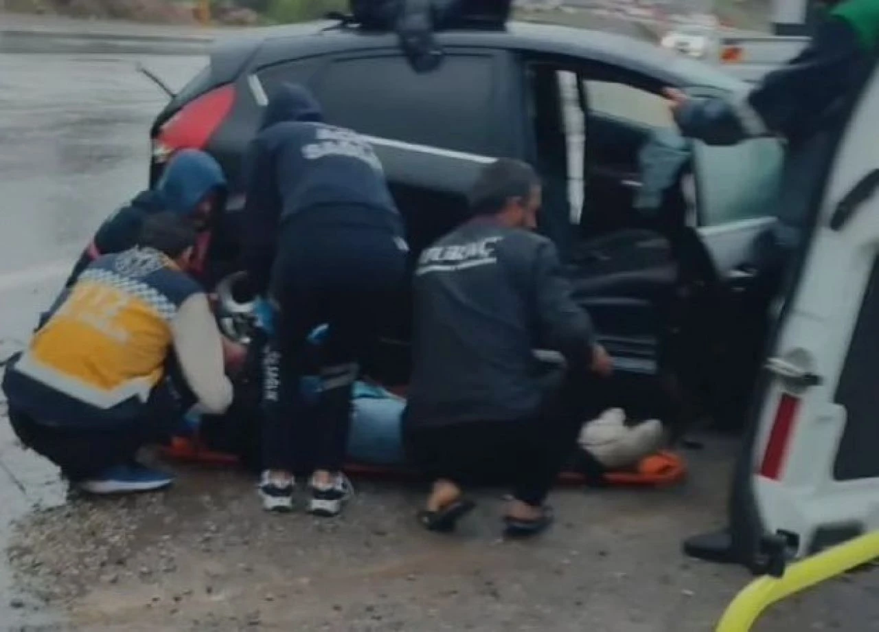 Otomobil ile yakıt tankeri çarpıştı! Kaza anı saniye saniye kamerada - 1. Resim