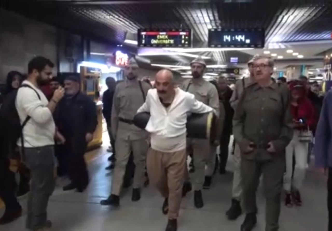 Şehitler Abidesi'nde Türk bayrağı şöleni 