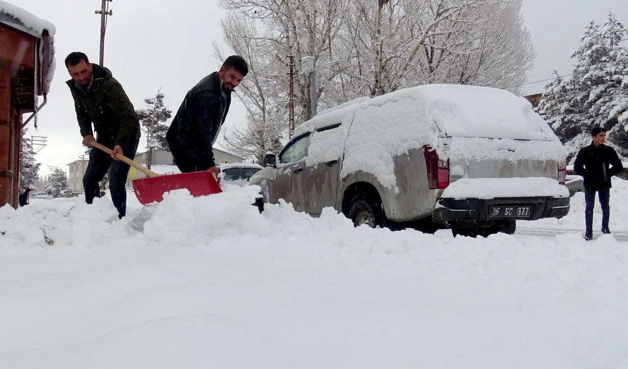 Ülkenin doğusu kara teslim! İlk tatil haberi geldi