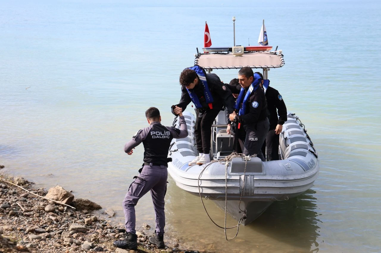 3 genç deniz bisikletiyle gezintiye çıkmıştı... 'Gemi Adam'lar kurtardı - 1. Resim