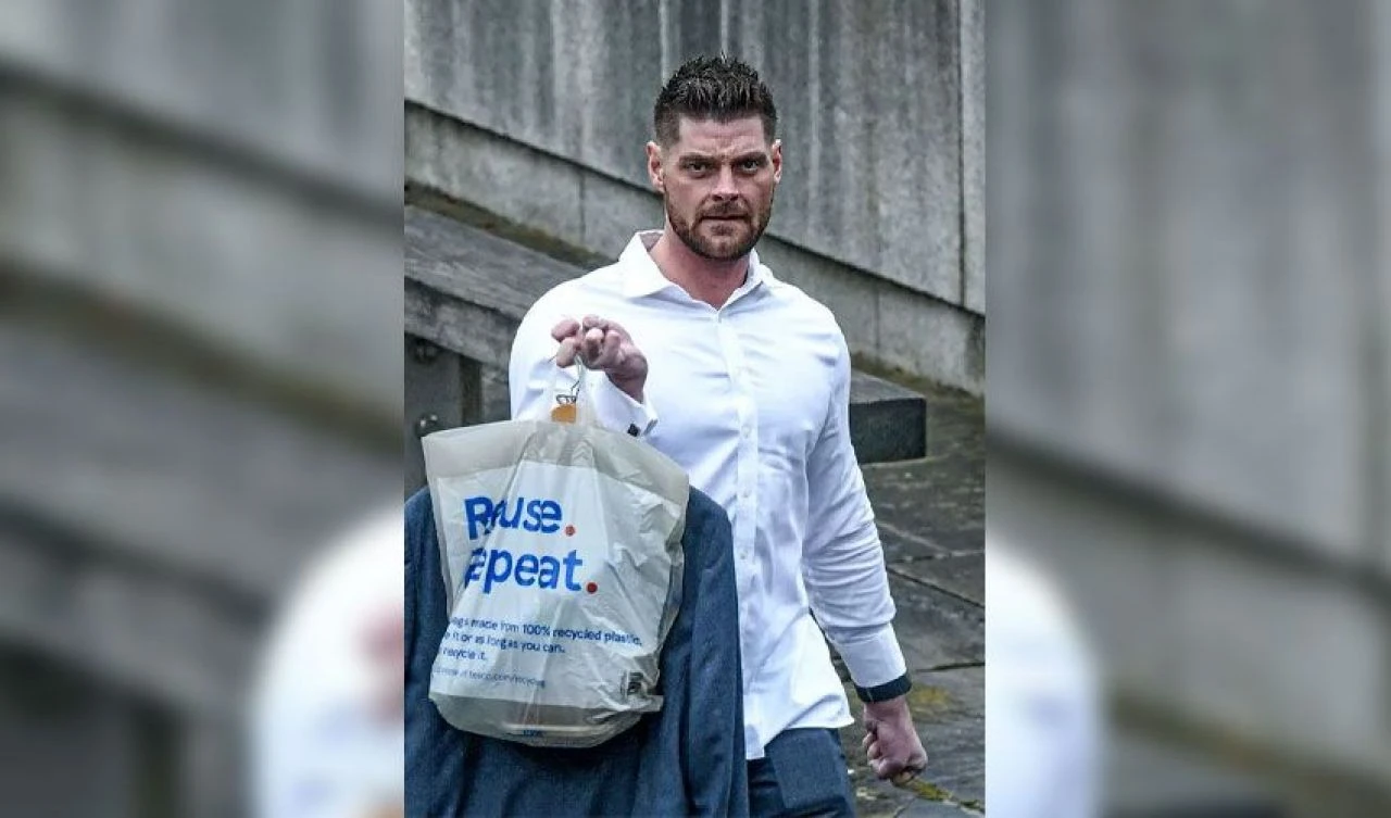 Akılalmaz olay! Kapısına gelen kuryeyi ısırarak sakat bıraktı - 3. Resim