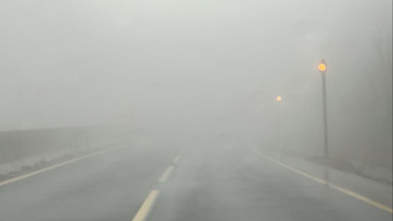 Bolu Dağı&#039;nda yoğun sis: Göz gözü görmüyor