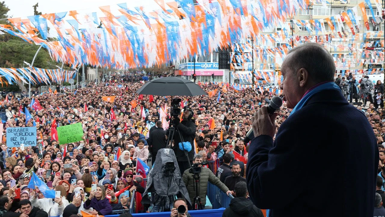 Cumhurbaşkanı Erdoğan'dan Özgür Özel'e 'para çantası' tepkisi: Darbe şakşakçılığını bırak - 1. Resim