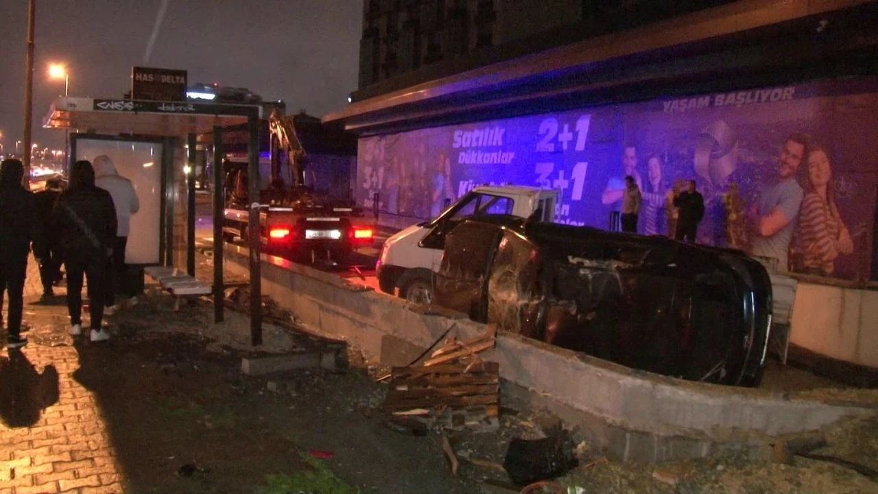 E-5'te sabaha karşı feci kaza! Otobüs durağına çarpıp taklalar attı