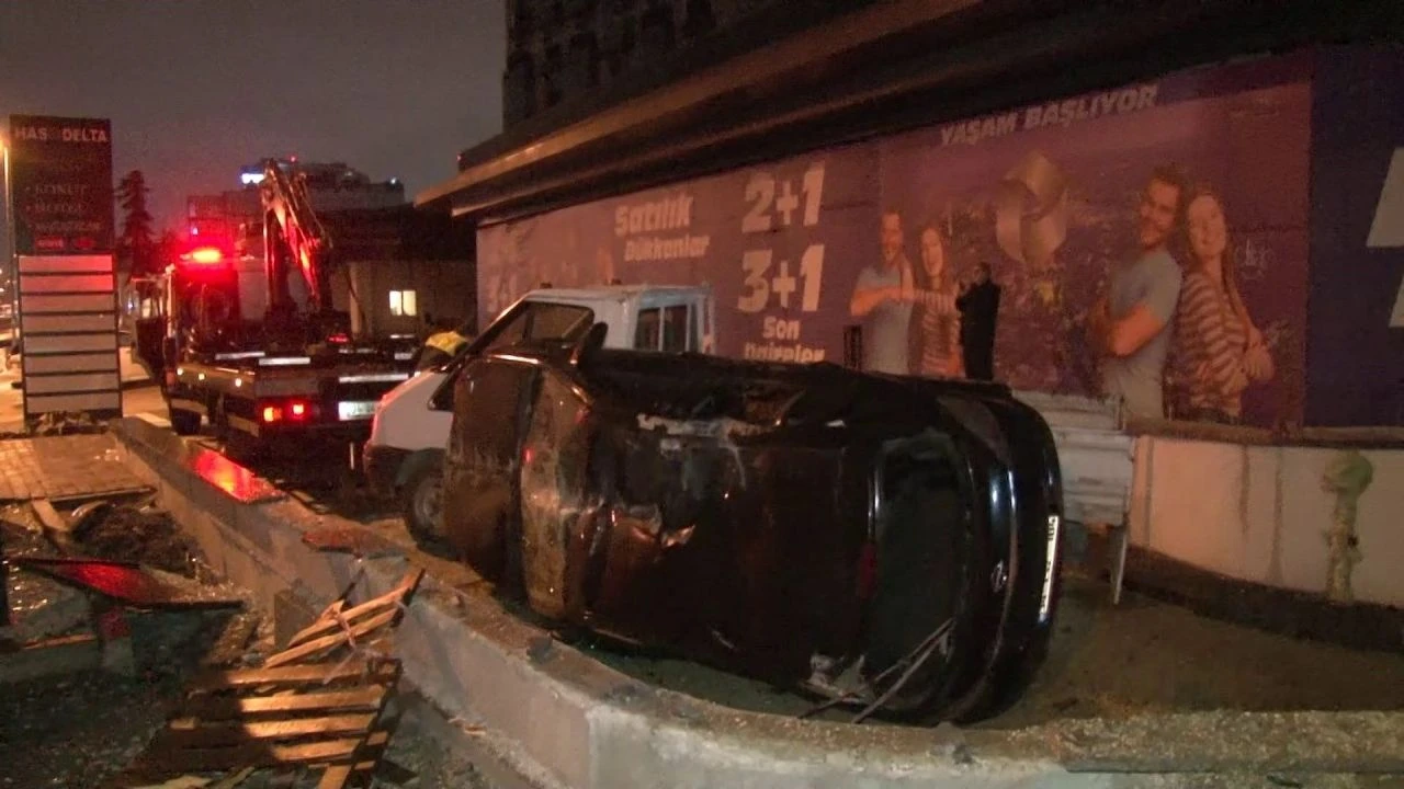 E-5'te sabaha karşı feci kaza! Otobüs durağına çarpıp taklalar attı