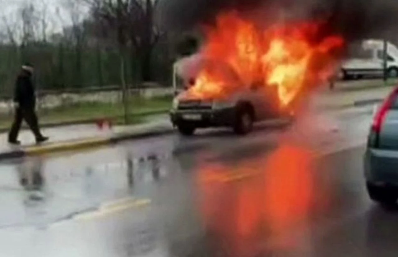 Hafif ticari araç bir anda alev topuna döndü