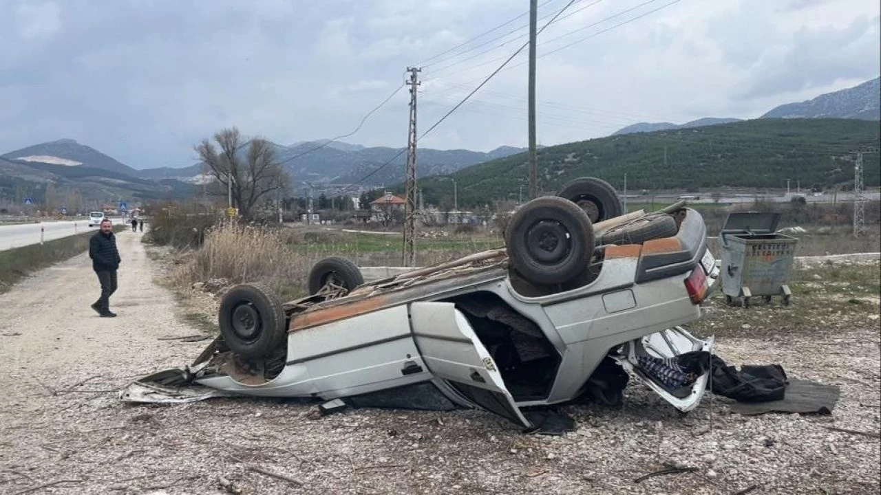 Lastiği patlayan otomobil kontrolden çıkarak takla attı