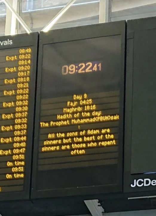 Londra tren istasyonlarının panolarında Hazreti Muhammed'in hadisi paylaşıldı - 1. Resim