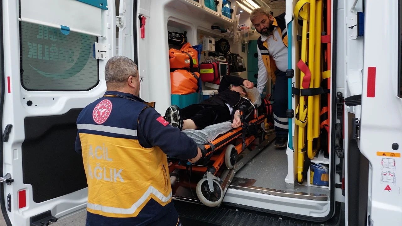 Polise şikayete giden 1,5 yıllık eşinin önünü kesip tüfekle vurdu