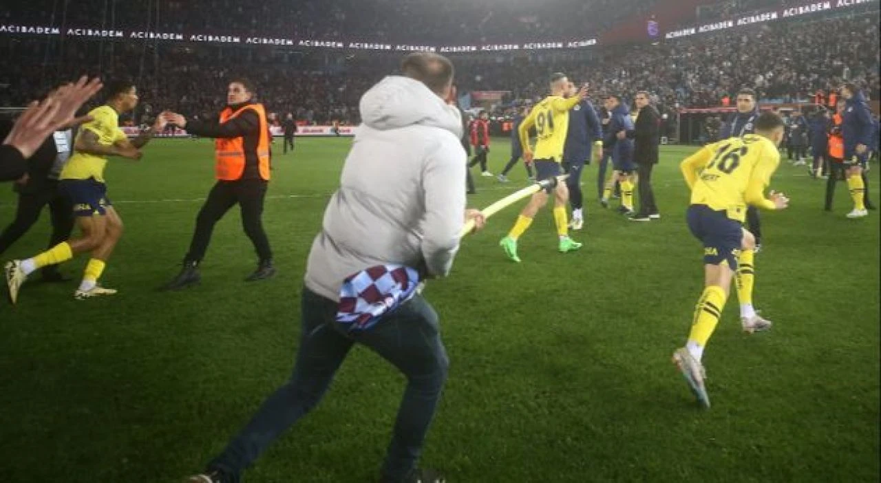 Sahaya atlayıp futbolculara saldırmışlardı... Trabzon'da 5 holigan tutuklandı