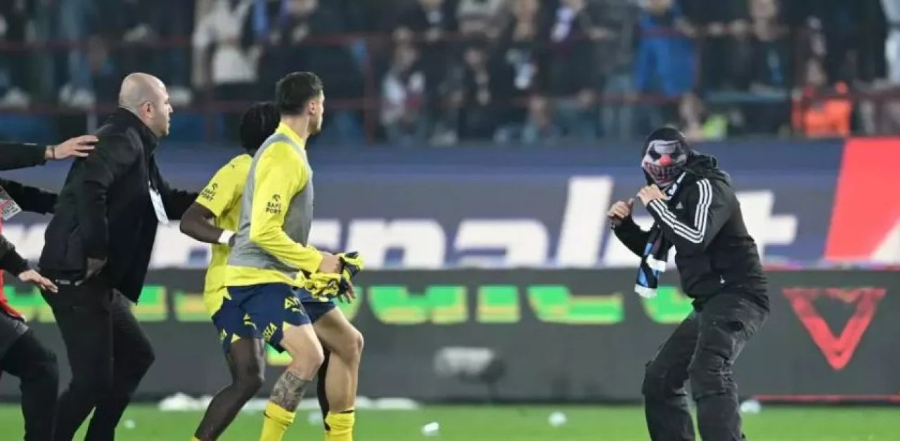 Sahaya atlayıp futbolculara saldırmışlardı... Trabzon'da 5 holigan tutuklandı