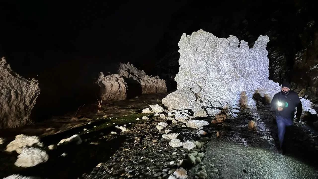 Seçim çalışmasından dönen başkan facianın eşiğinden döndü! Konvoyun önüne çığ düştü - 1. Resim