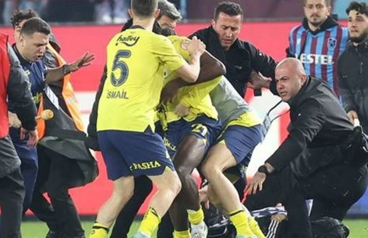 Trabzonspor'un futbolcusu korkutan anları anlattı: Yerde bıçak gördüm