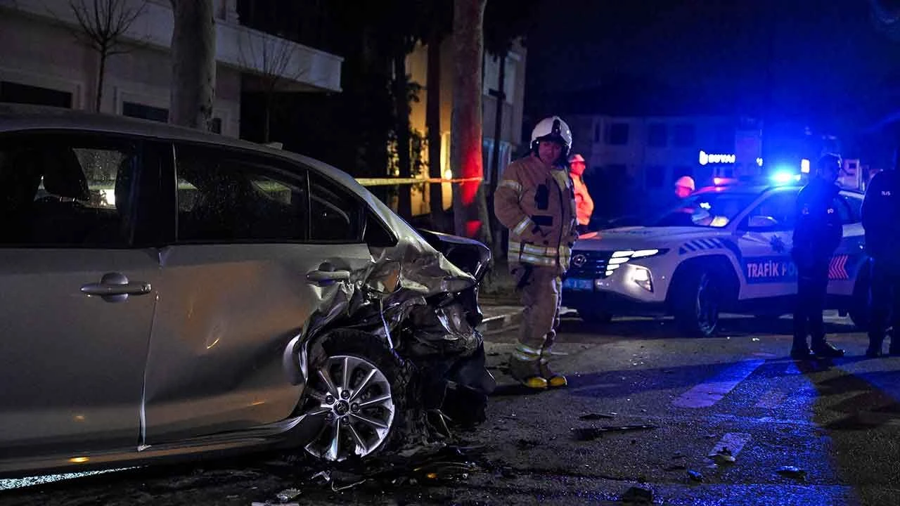 Yer Kadıköy... Kontrolden çıkan araç park halindeki araca çarptı: 2 yaralı