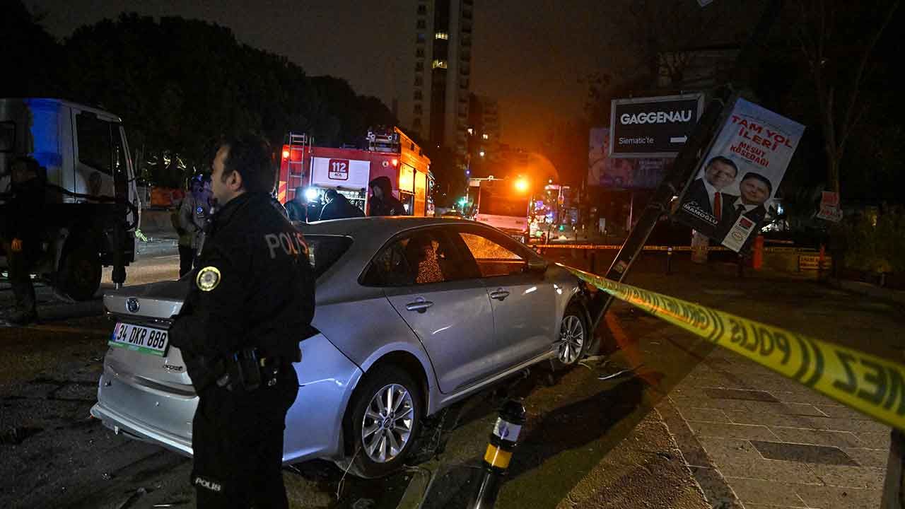 Yer Kadıköy... Kontrolden çıkan araç park halindeki araca çarptı: 2 yaralı