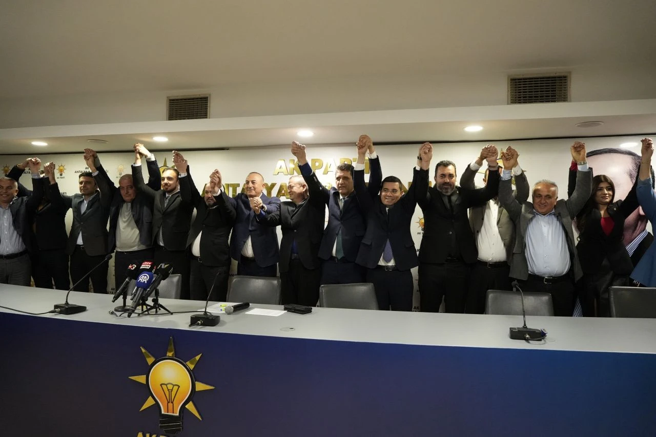 AK Parti'ye katılan 7 bin 841 üyeye rozetleri takıldı