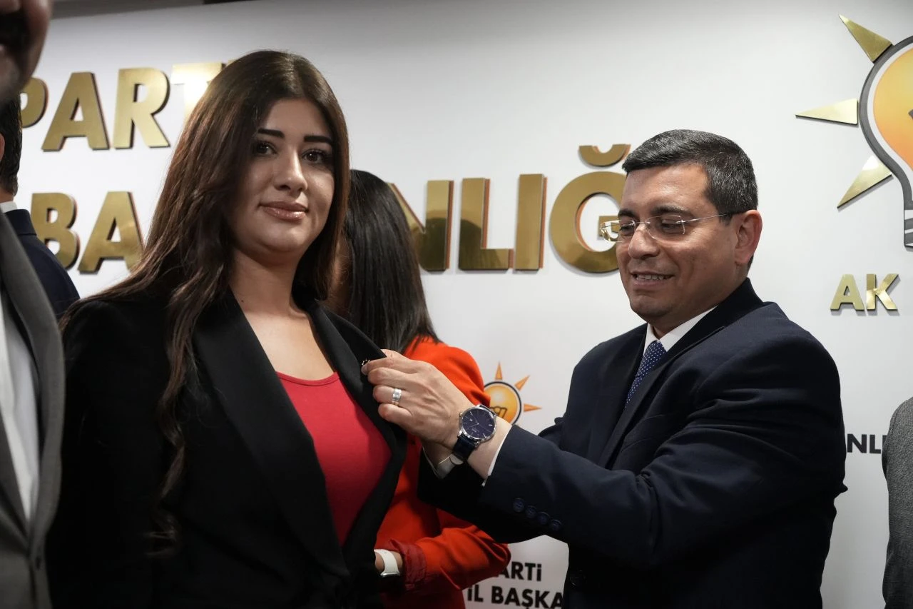 AK Parti'ye katılan 7 bin 841 üyeye rozetleri takıldı