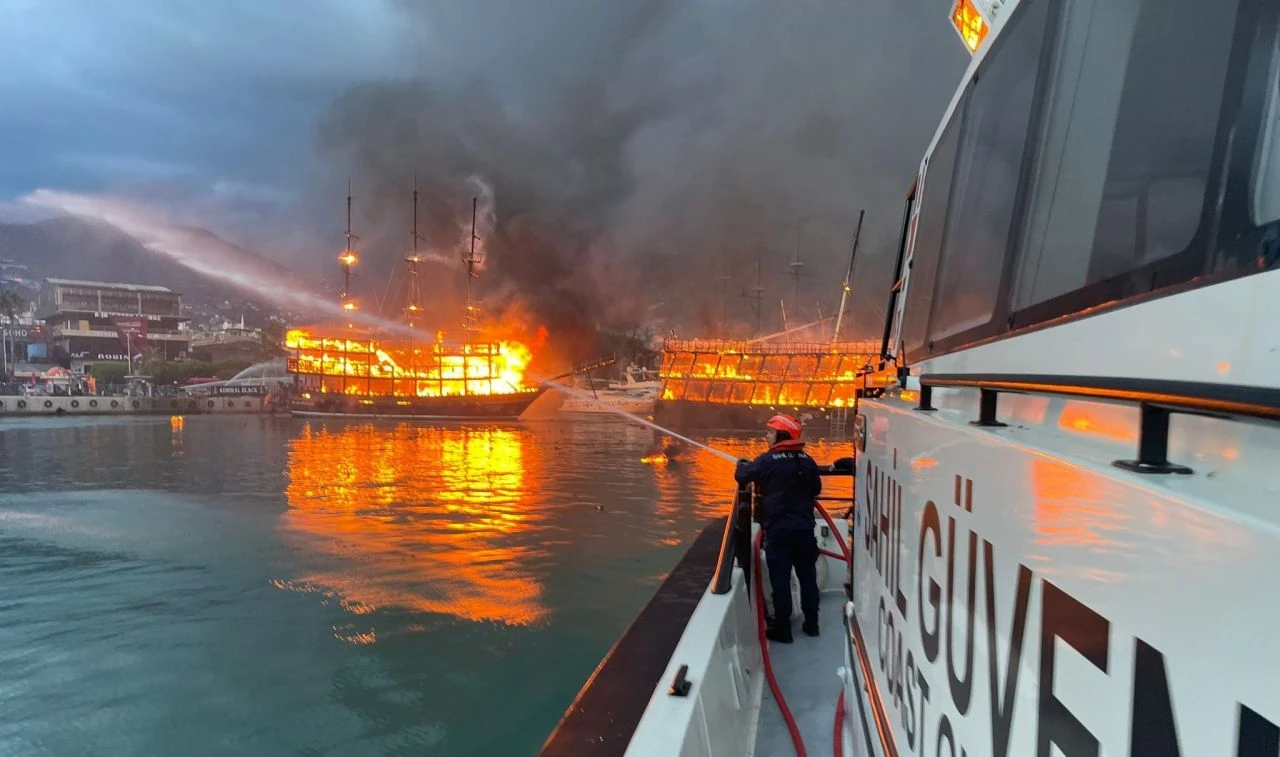 Alanya'da dehşet anları! Tur tekneleri alev alev yandı! Soruşturma başlatıldı - 1. Resim