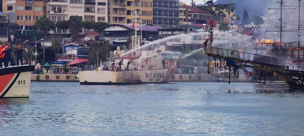 Alanya'da dehşet anları! Tur tekneleri alev alev yandı! Soruşturma başlatıldı - 2. Resim