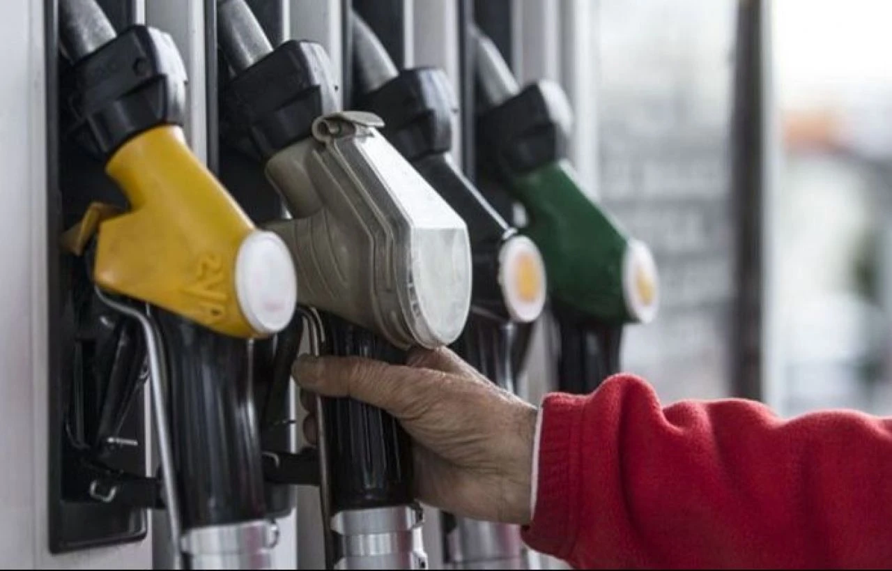 Benzine 1 lira 34 kuruş, motorine 1 lira 11 kuruş zam geldi - 1. Resim