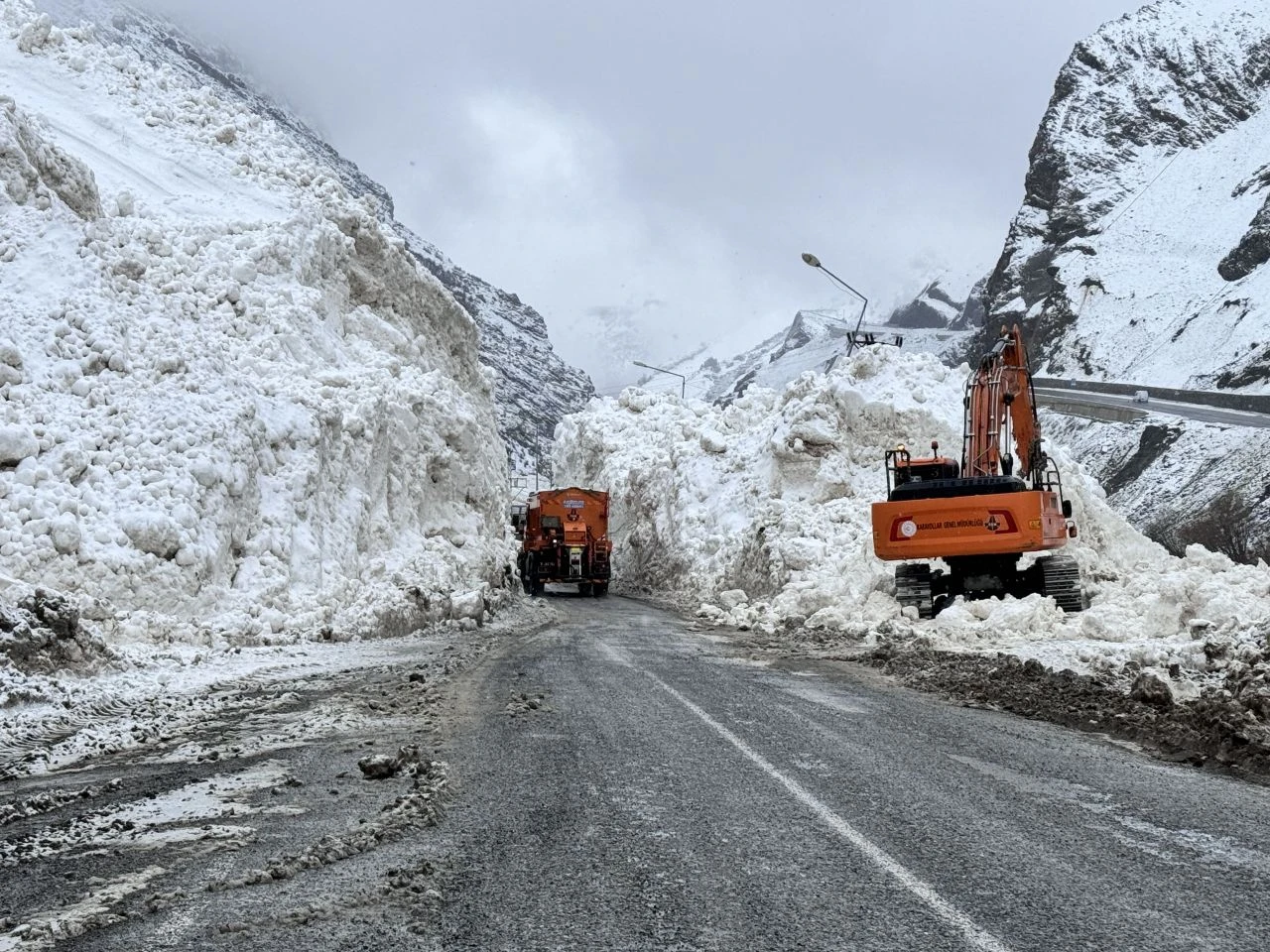Cuma günü de tatil ilan edildi! 18 yerleşim yerine ulaşılamıyor