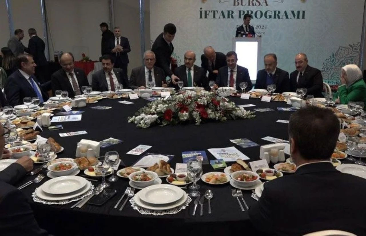 Cumhurbaşkanı Yardımcısı Yılmaz: Şöhreti için kullananlar gerçek belediyecilik yapamaz - 1. Resim