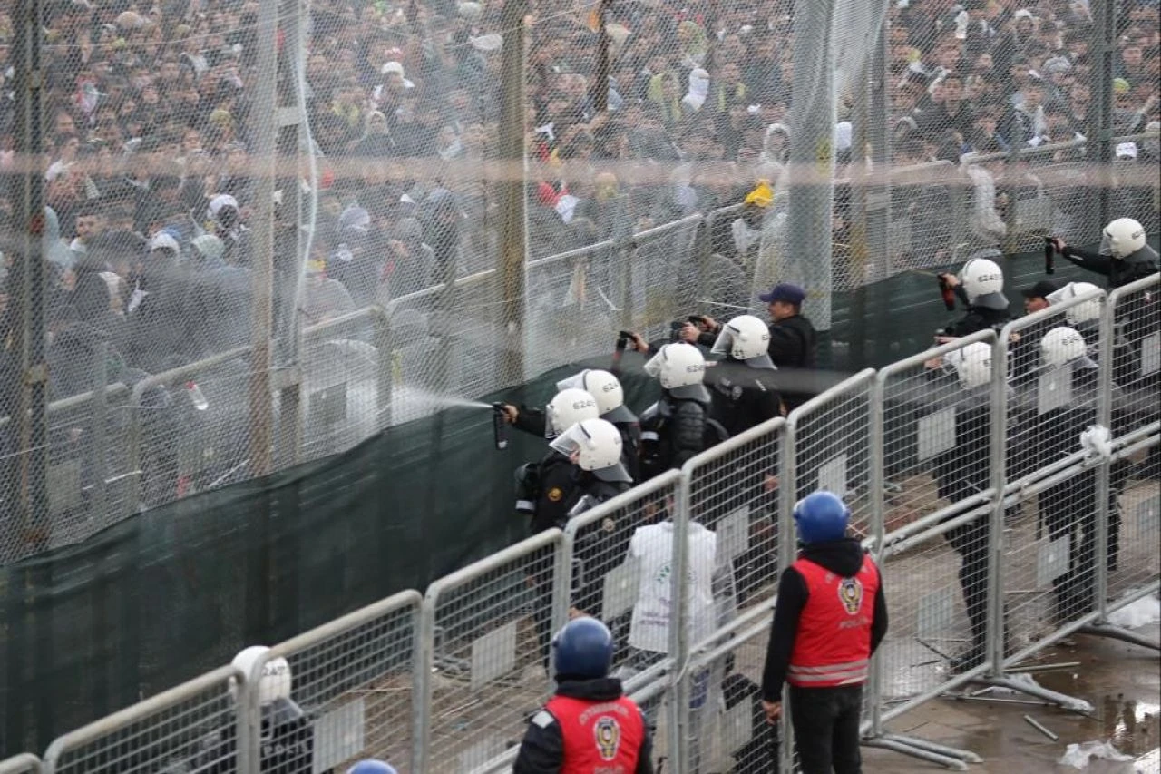 Diyarbakır'da ortalık karıştı: 166 kişi gözaltına alındı - 1. Resim