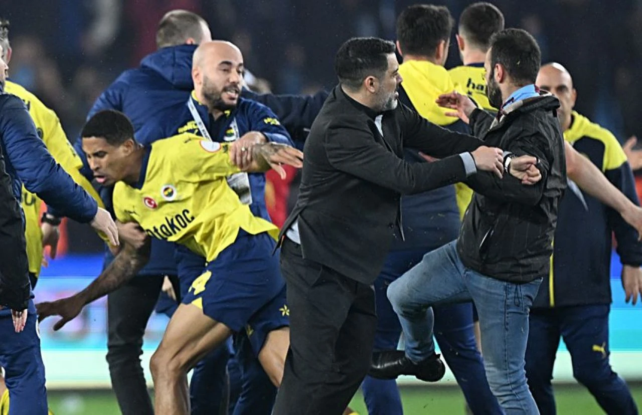 Fenerbahçe'nin yıldızından Trabzonspor maçı sözleri: Hayatımızdan endişe duyduk! - 1. Resim