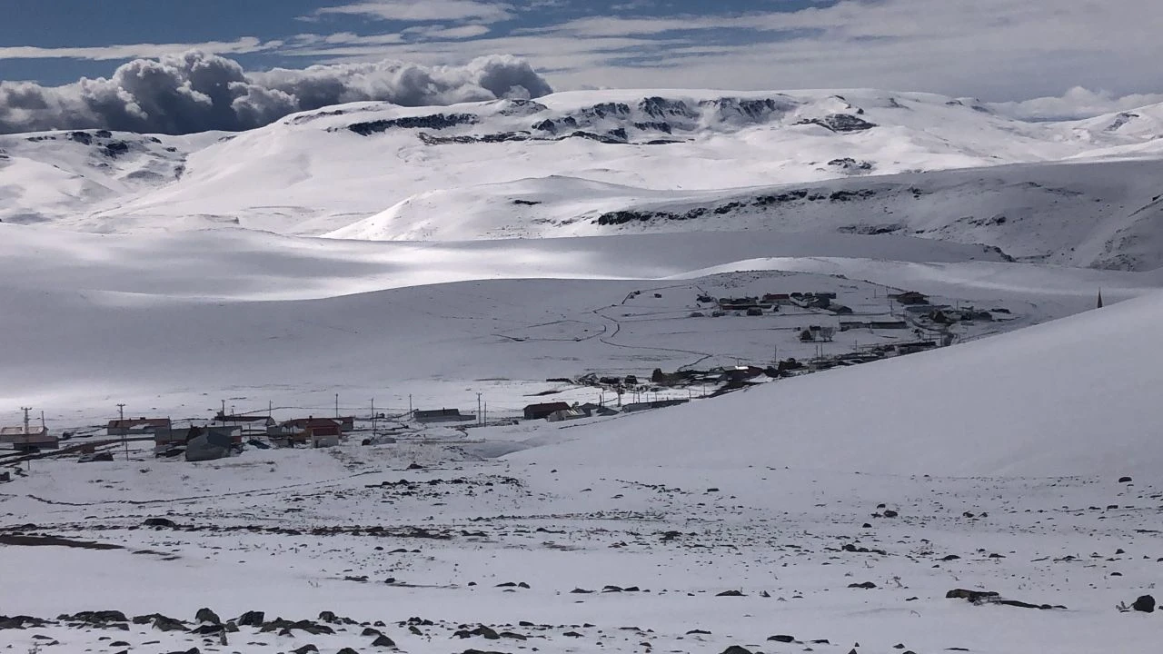 Kars'ta kar kalınlığı 2 metreyi buldu: Evler gözden kayboldu - 1. Resim