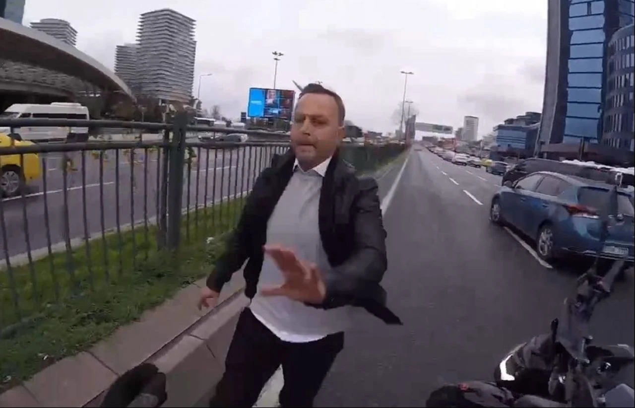 Kendisine korna çaldı diye araçtan inip yumruklamaya başladı - 1. Resim