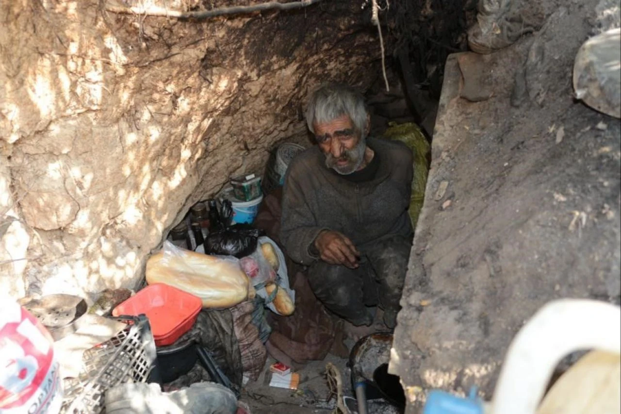 Kolej mezunu, Fransızca ve İngilizce konuşuyordu... 50 yıl mağarada yaşayan 'İskender Aga' hayatını kaybetti