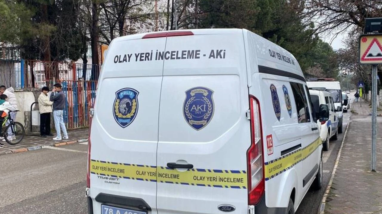 Lise bahçesini kana bulayan kavga! ‘Kız arkadaşıma baktın’ dedi, bıçakladı - 1. Resim