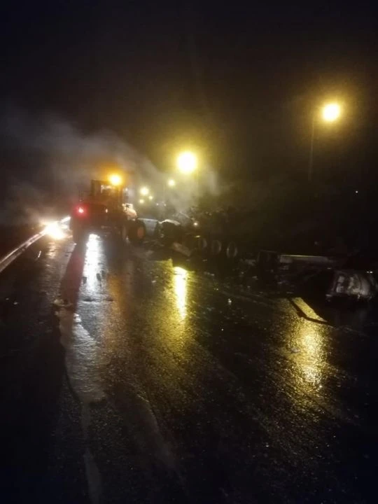 Parfüm ürünleri taşıyan tır yandı: 1 yaralı - 1. Resim