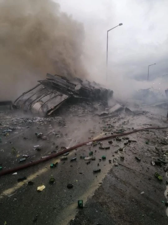 Parfüm ürünleri taşıyan tır yandı: 1 yaralı - 2. Resim