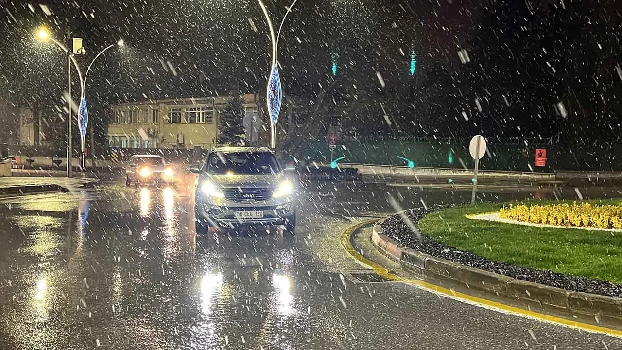 Yer Bolu... Mart ayında lapa lapa kar yağdı, görüş mesafesi düştü - 1. Resim