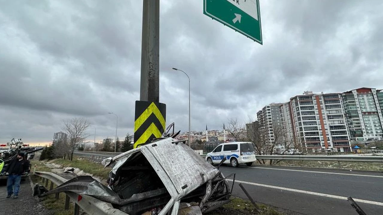 Yine Tofaş yine aynı manzara! Levhaya çarptı, ikiye ayrıldı - 2. Resim