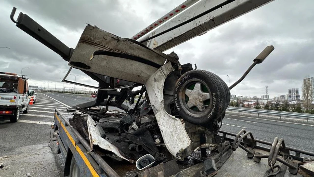 Yine Tofaş yine aynı manzara! Levhaya çarptı, ikiye ayrıldı - 1. Resim