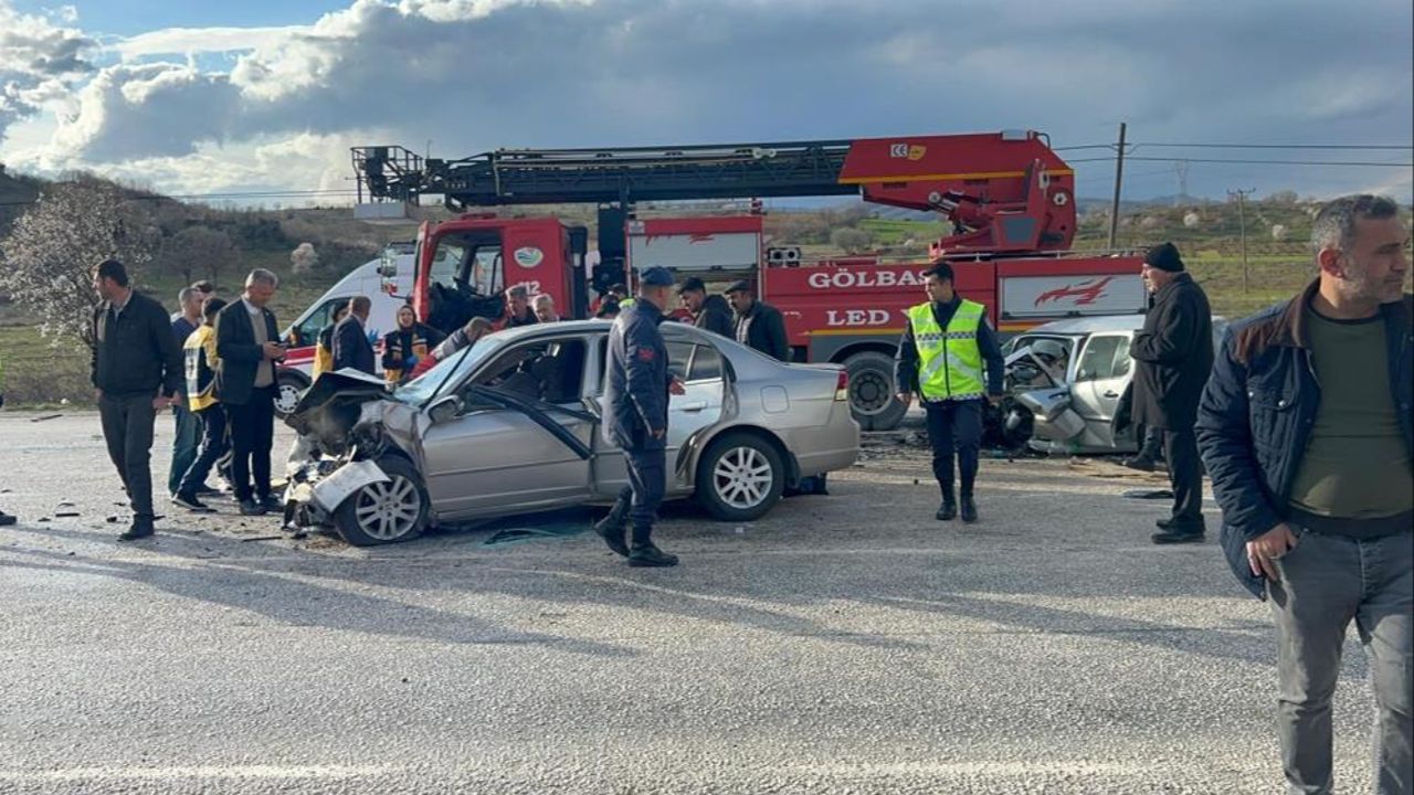 Adıyaman&#039;da iki otomobil çarpıştı: 1 ölü, 3 yaralı