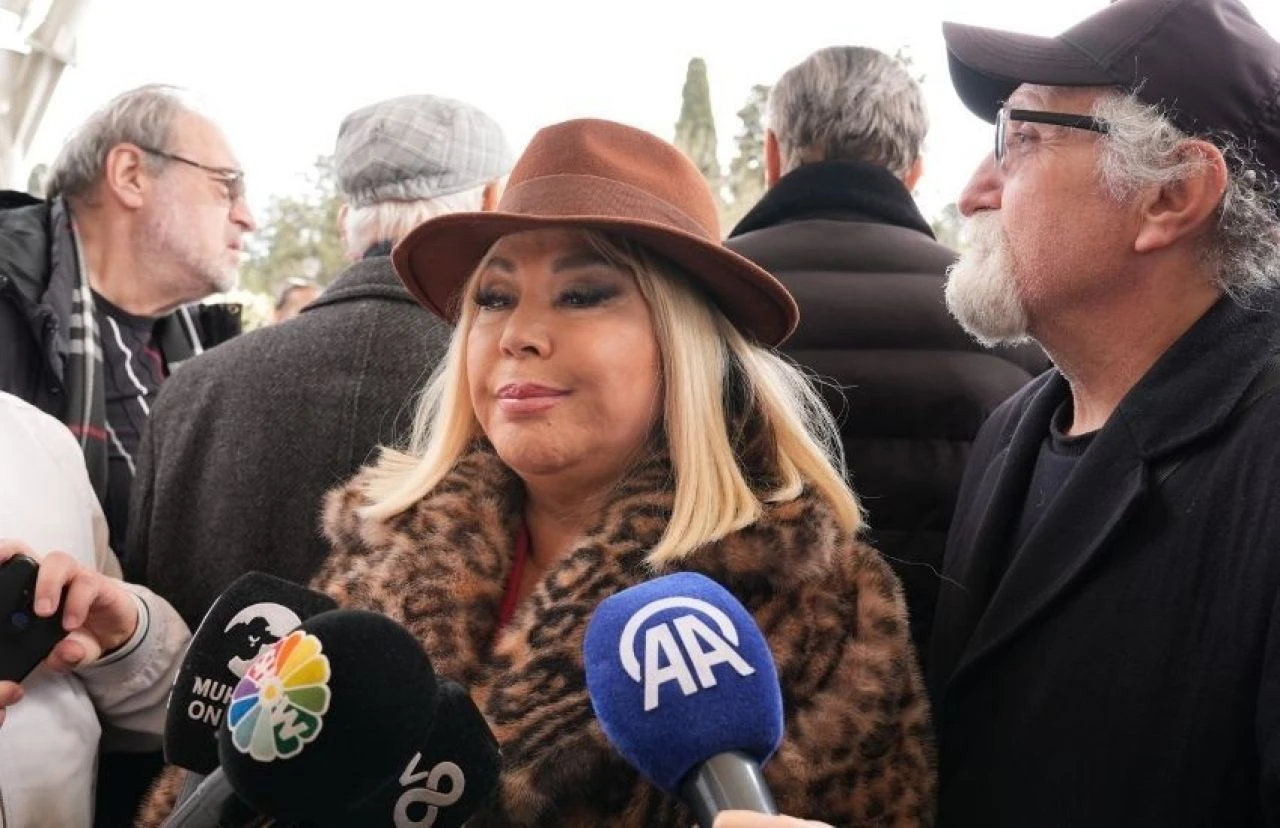 Bahar Öztan son yolculuğuna uğurlandı! Nuri Alço ve Perihan Savaş böyle veda etti - 2. Resim
