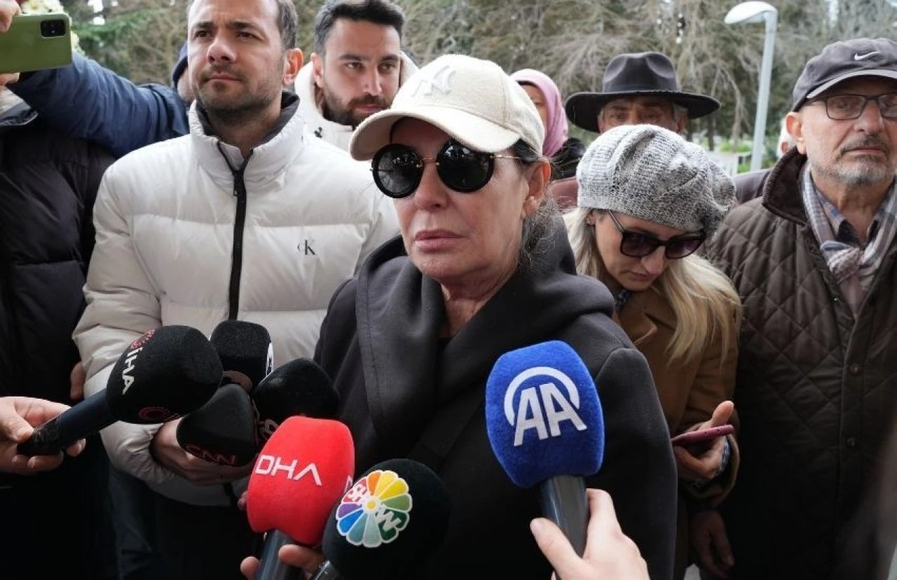Bahar Öztan son yolculuğuna uğurlandı! Nuri Alço ve Perihan Savaş böyle veda etti - 1. Resim